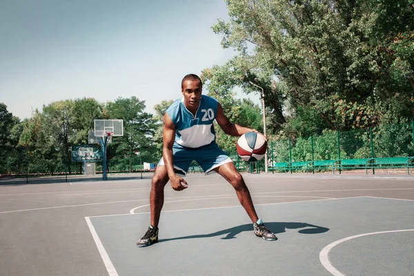 Imagen de un joven jugador de baloncesto africano confuso practicando —  Fotos de Stock