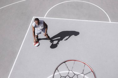 Pratik genç karışık Afrika basketbol oyuncusu resmini