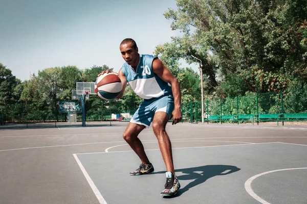 Imagen de un joven jugador de baloncesto africano confuso practicando —  Fotos de Stock