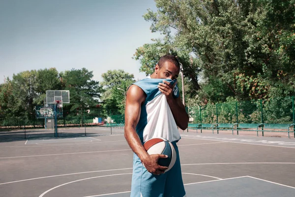 Imagen de un joven jugador de baloncesto africano confuso practicando —  Fotos de Stock