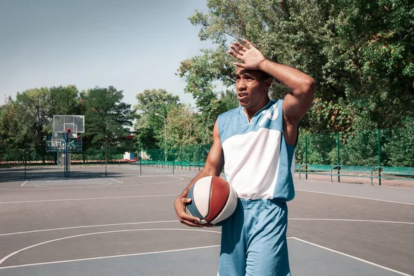 Immagine di giovane confuso giocatore di basket africano praticare — Foto Stock