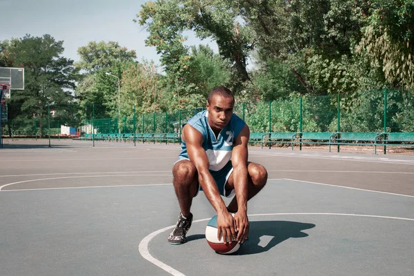 Imagen de un joven jugador de baloncesto africano confuso practicando —  Fotos de Stock