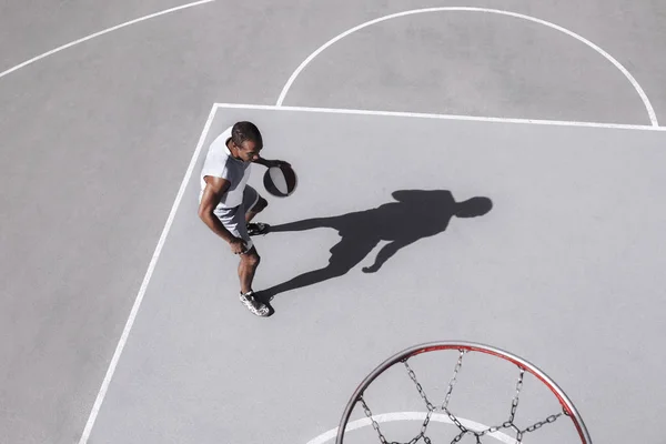 Imagem de um jovem jogador de basquete africano confuso praticando — Fotografia de Stock