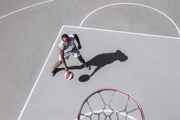 Picture of young confused african basketball player practicing — Stock Photo, Image