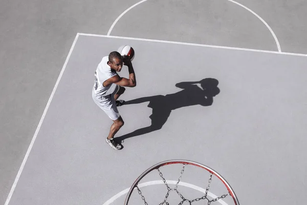 Imagen de un joven jugador de baloncesto africano confuso practicando —  Fotos de Stock