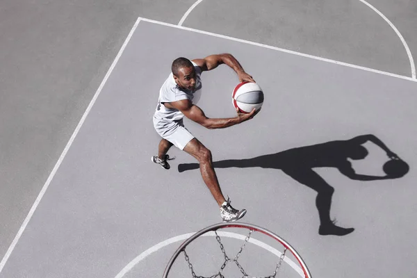 Картина молодого спантеличеного африканського баскетболіста — стокове фото
