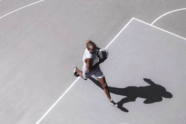 Imagen de un joven jugador de baloncesto africano confuso practicando —  Fotos de Stock