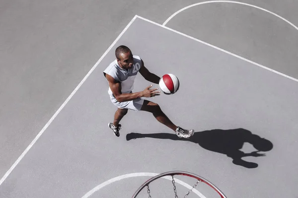 Picture of young confused african basketball player practicing — Stock Photo, Image