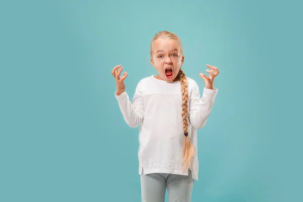Retrato de menina adolescente com raiva em um fundo de estúdio azul — Fotografia de Stock