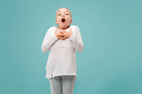 Schöne Teen Mädchen suchen überrascht isoliert auf blau — Stockfoto