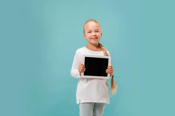 Kék alapon tablet vicces kislány — Stock Fotó