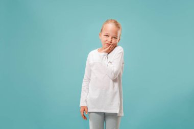 Genç kız diş ağrısı geçiriyor.