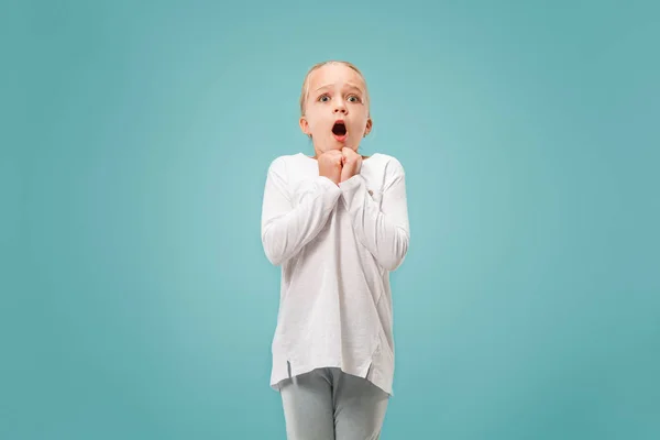 Retrato da menina assustada em azul — Fotografia de Stock