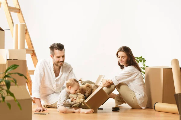 Casal se mudar para uma nova casa - Pessoas casadas felizes compram um novo apartamento para começar uma nova vida juntos — Fotografia de Stock