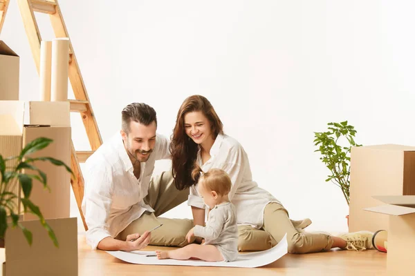 Casal se mudar para uma nova casa - Pessoas casadas felizes compram um novo apartamento para começar uma nova vida juntos — Fotografia de Stock