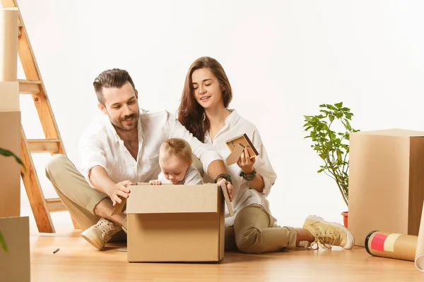 Mozgó-hoz egy új haza - boldog házas emberek vásárolni egy új lakás, új életet kezdeni együtt pár — Stock Fotó