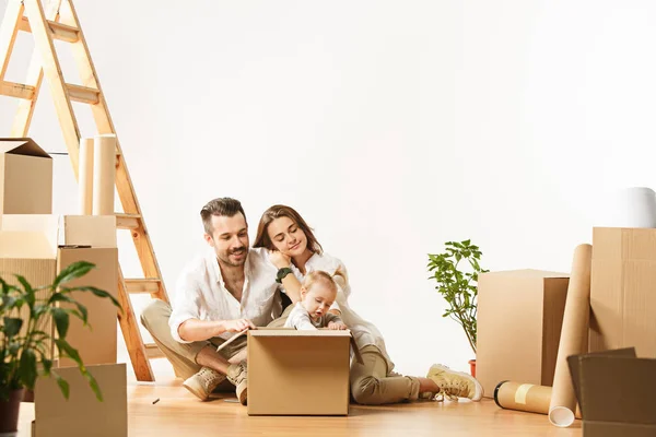 Pareja mudándose a un nuevo hogar - Las personas casadas felices compran un nuevo apartamento para comenzar una nueva vida juntos — Foto de Stock