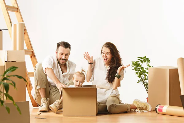 Couple moving to a new home - Happy married people buy a new apartment to start new life together — Stock Photo, Image