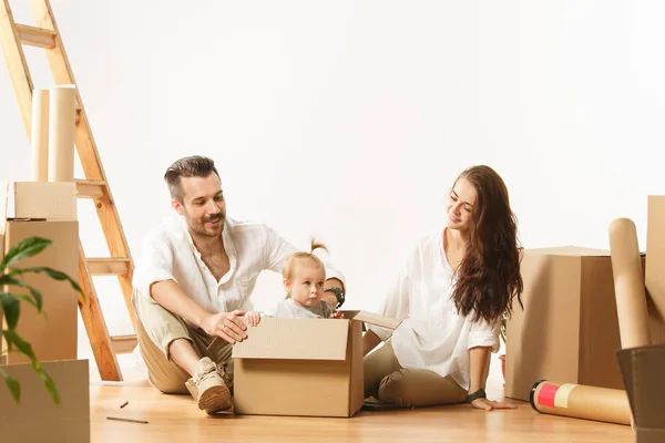 Casal se mudar para uma nova casa - Pessoas casadas felizes compram um novo apartamento para começar uma nova vida juntos — Fotografia de Stock