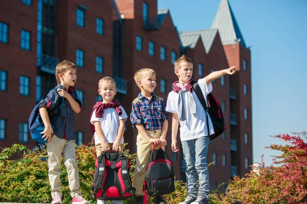 Un groupe d'enfants d'âge scolaire et préscolaire se dresse contre la sity — Photo