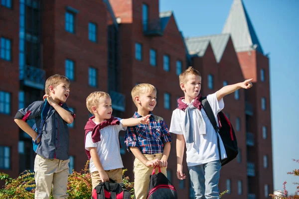 Un groupe d'enfants d'âge scolaire et préscolaire se dresse contre la sity — Photo