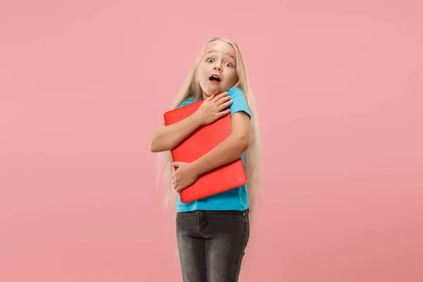 Το ευτυχισμένο παιδί με κόκκινο lap-top για ροζ — Φωτογραφία Αρχείου