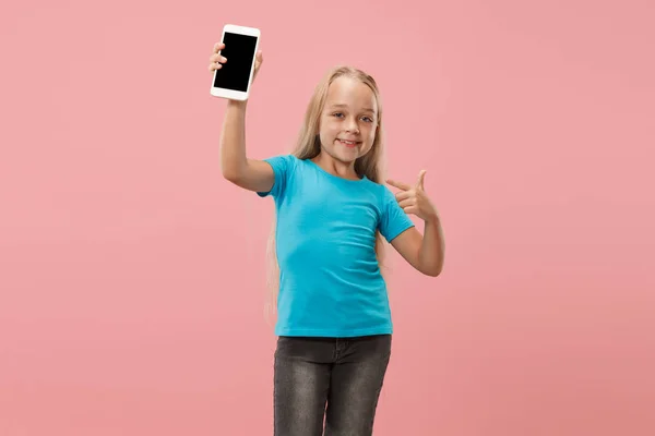 La chica adolescente feliz de pie y sonriendo contra el fondo rosa . —  Fotos de Stock