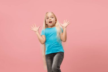 Pembe üzerinde korkmuş bir kız portresi