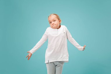 Güzel genç kız şaşırmış ve şaşkın bakıyor