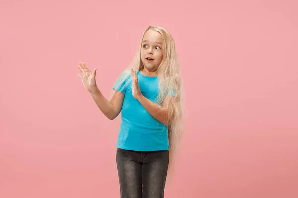 Portret van de bang meisje op roze — Stockfoto