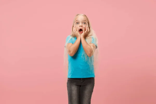 Retrato da menina assustada em rosa — Fotografia de Stock