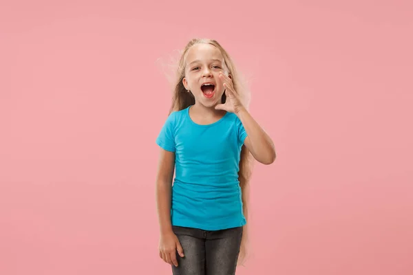 Απομονωμένα σε ροζ casual έφηβος κοπέλα φωνάζοντας στο studio — Φωτογραφία Αρχείου