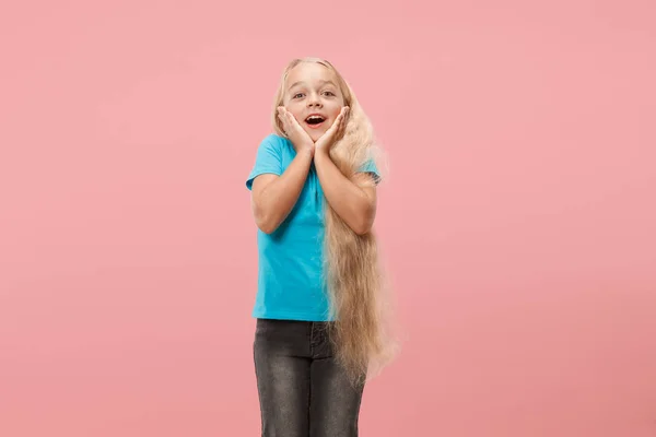 Mooie tiener meisje op zoek verrast geïsoleerd op roze — Stockfoto