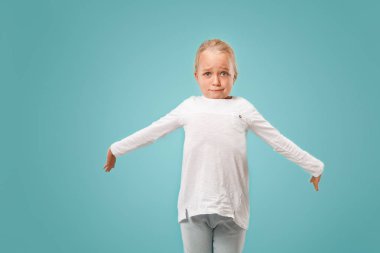 Güzel genç kız şaşırmış ve şaşkın bakıyor