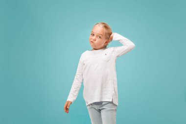 Genç ciddi düşünceli genç kız. Şüphe kavramı.