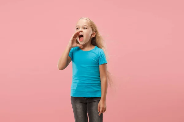 Isolerade på rosa casual tonåring flicka skriker på studio — Stockfoto