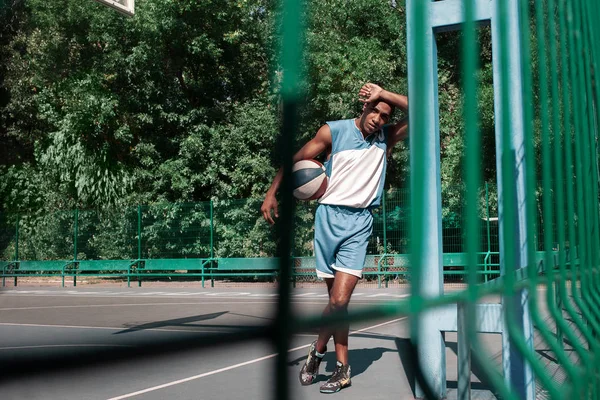 Фото молодого отдыхающего африканского баскетболиста — стоковое фото