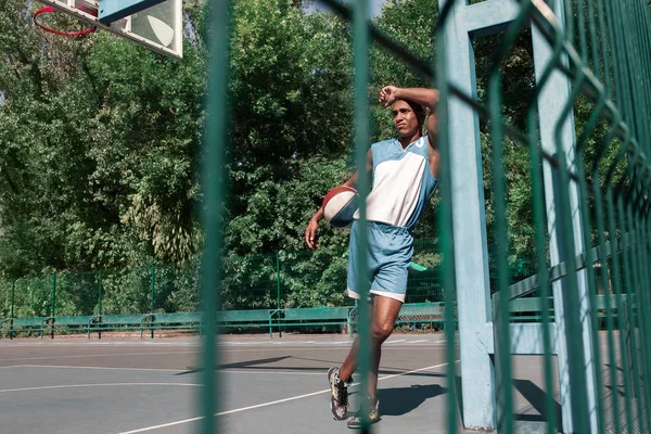 Foto de un joven jugador de baloncesto africano en reposo —  Fotos de Stock