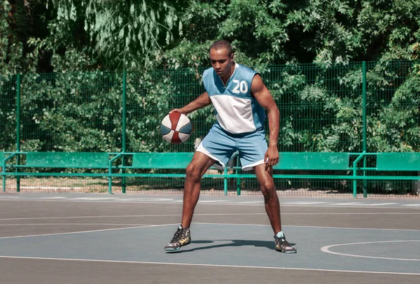 Imagen de un joven jugador de baloncesto africano confuso practicando —  Fotos de Stock