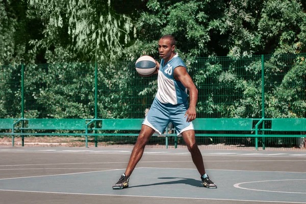 Imagem de um jovem jogador de basquete africano confuso praticando — Fotografia de Stock