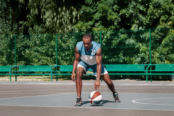 Imagen de un joven jugador de baloncesto africano confuso practicando —  Fotos de Stock