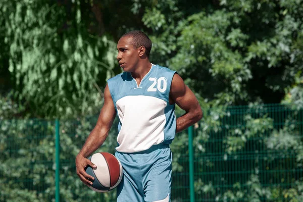 Foto de un joven jugador de baloncesto africano en reposo —  Fotos de Stock