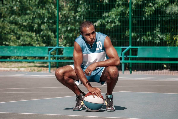 Foto de un joven jugador de baloncesto africano en reposo —  Fotos de Stock