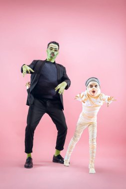 Cadılar Bayramı aile. Mutlu baba ve çocuk kız Halloween kostüm ve makyaj
