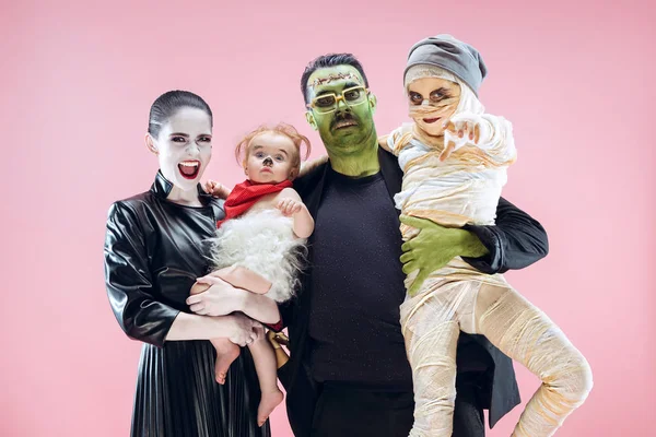 Familia Halloween. Feliz padre, madre e hijos niñas en disfraz y maquillaje de Halloween — Foto de Stock