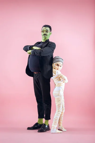 Halloween familj. Lycklig far och barn flicka i Halloween-kostym och smink — Stockfoto