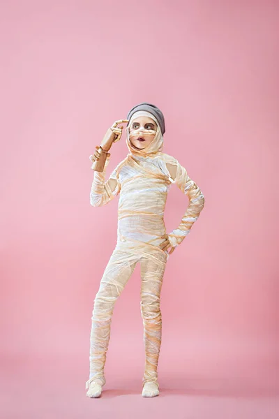 Studio obrazu człowieka Młoda Dziewczyna Nastolatka bandażach, — Zdjęcie stockowe