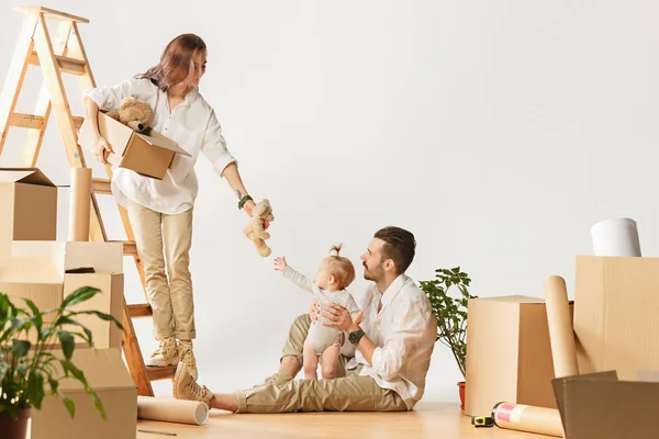 Couple moving to a new home - Happy married people buy a new apartment to start new life together — Stock Photo, Image