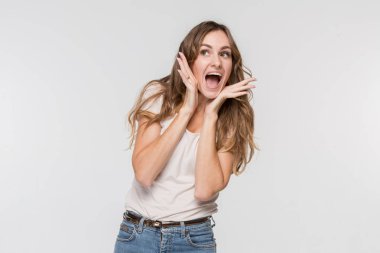 Güzel kadın sürpriz izole üzerinde beyaz arıyor