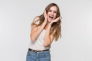 Güzel kadın sürpriz izole üzerinde beyaz arıyor